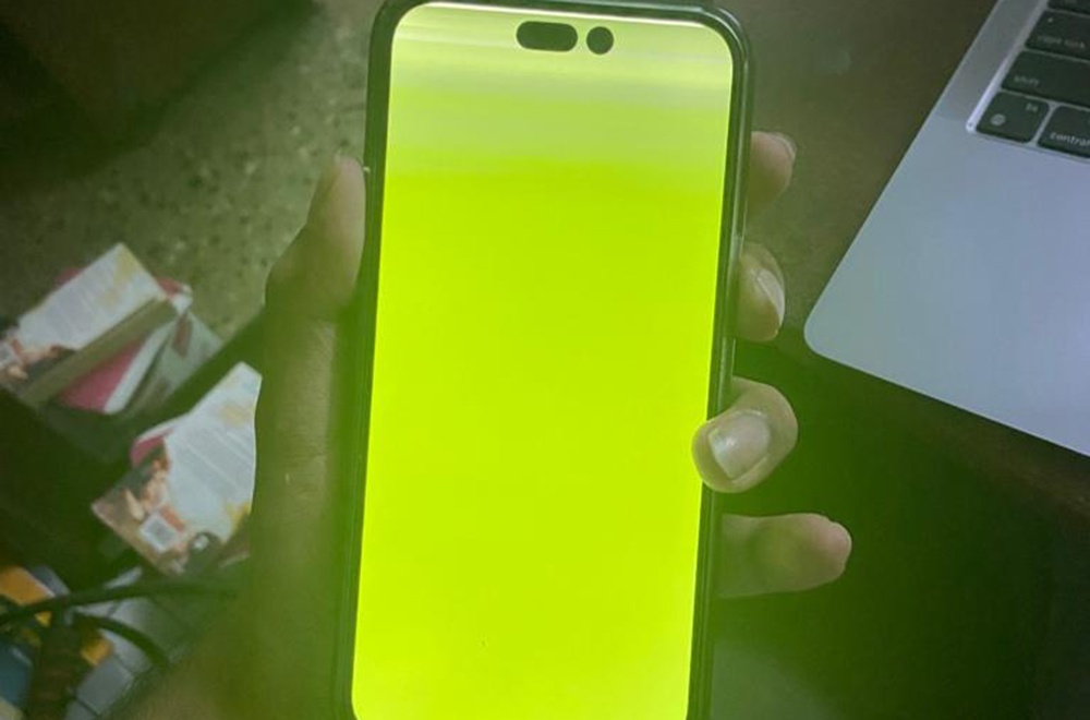 S9 экран зеленого. Айфон 13 с зеленым экраном. Экран телефона зеленеет. Зеленый экран iphone 12 pro max. Что если телефон стал зеленым.