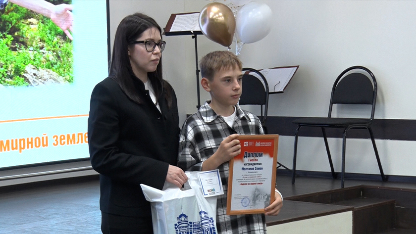 Лауреатов конкурсов «Вместе на мирной земле» и «Читаем Альберта Лиханова» отметили в областной библиотеке - gtrkamur.ru