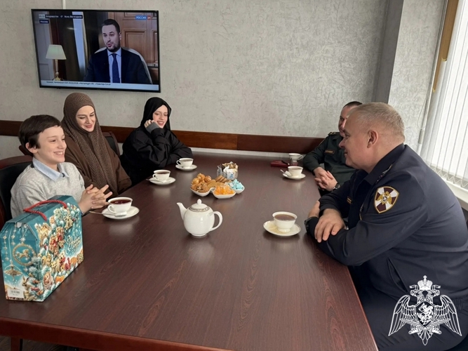 Руководитель дагестанского управления Росгвардии исполнил новогодние желания особенных детей