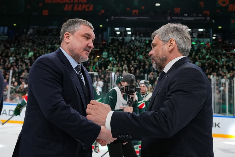 «Ак Барс» выиграл у «Динамо» в ¼ финала Кубка Гагарина и вышел в полуфинал (на фото — Анвар Гатиятулин и Дмитрий Квартальнов)