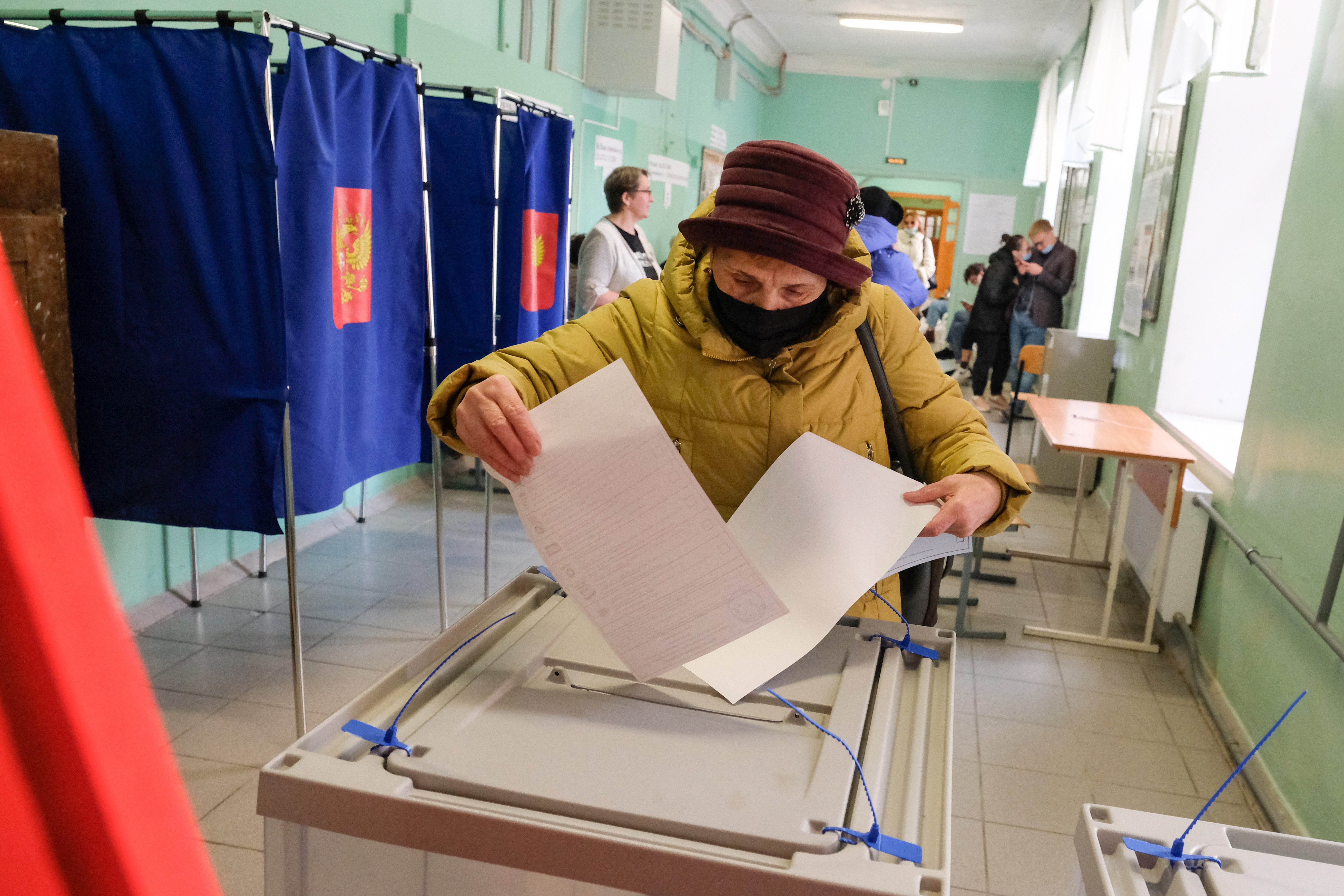 Явка на выборах губернатора спб. Кабина для голосования. Кабина для голосования двухсекционная. Кабина для голосования двухсекционная схема сборки. Выборы губернатора 2003 Петербург.