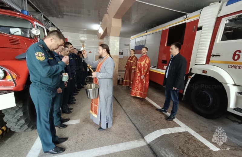 В Крыму сотрудники МЧС России обеспечили пожарную безопасность в храмах и церквяx
