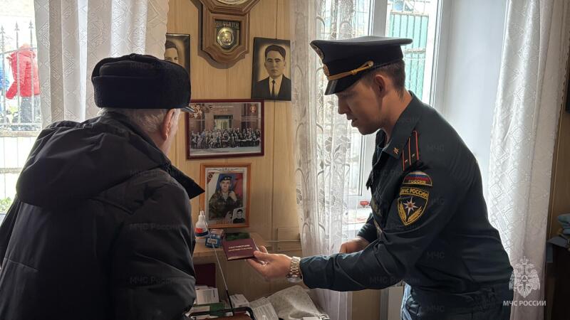 Забота и уважение: сотрудники МЧС России навещают ветеранов войны