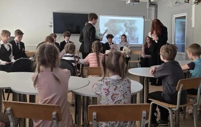 Школьники и малыши города чтят подвиги юных защитников Родины