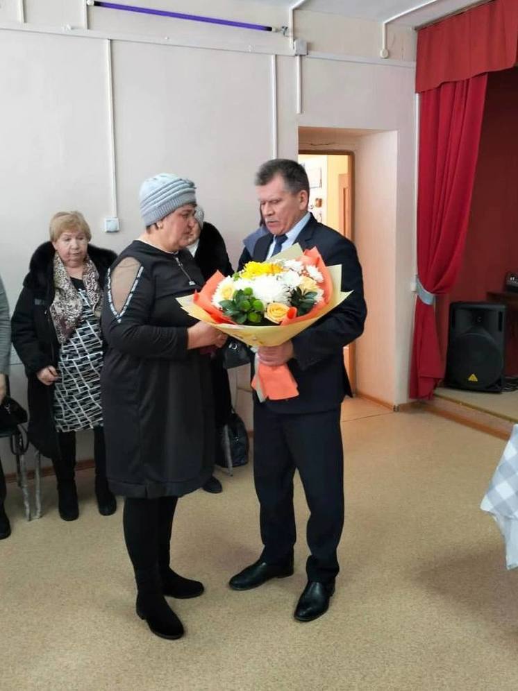 Глава Асиновского района вручил матери погибшего бойца орден Мужества