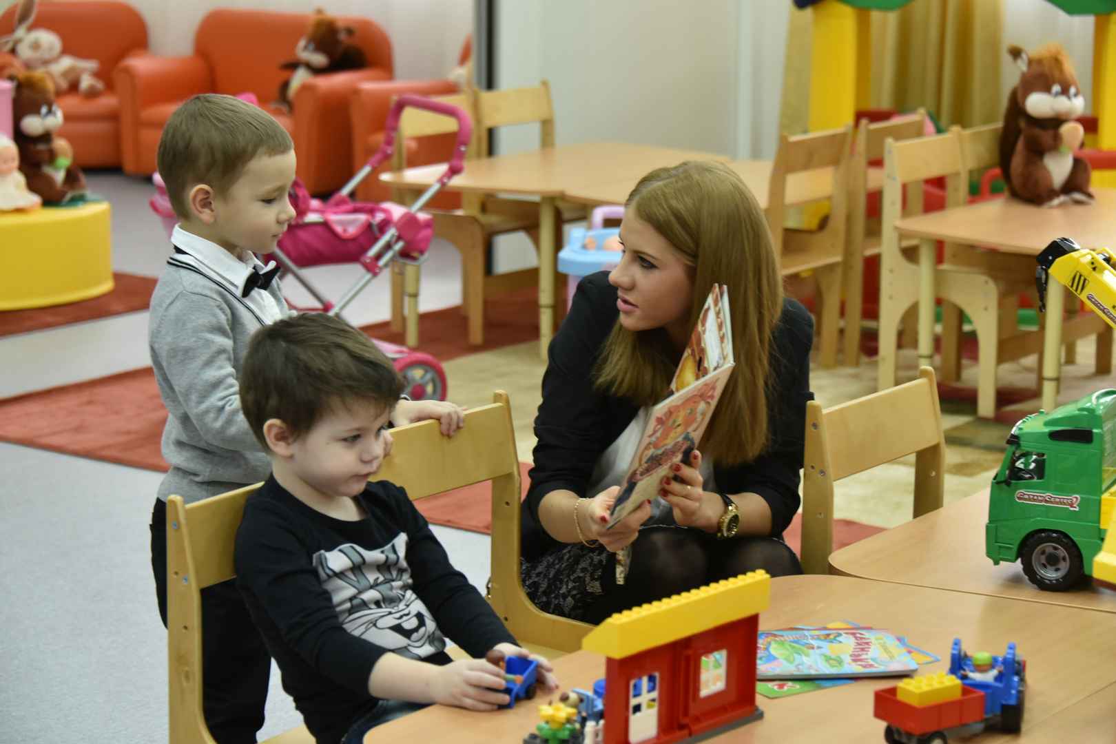 Детском саду создание. Из садика в школу. Доп занятия дети детский сад. Школа садик. Дети из школы сада.