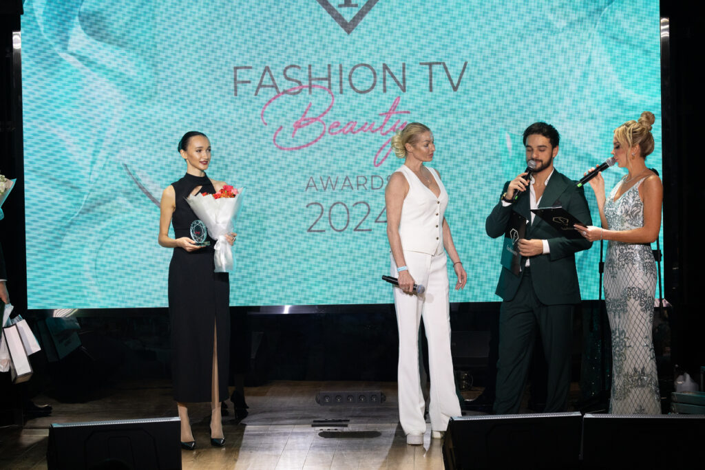 Лауреаты Fashion Beauty Awards 2024 - Татьяна Тузова и Анастасия Волочкова. Фото: личный архив ООО ФЭШНТВ, Москва, 15.10.2024 г.