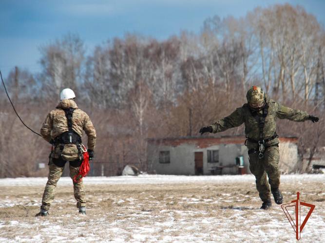 Спецназ Росгвардии отрабатывает беспарашютное десантирование в сложных условиях в Кемерове