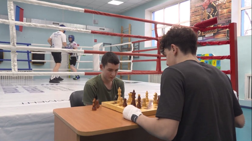 Тюменский школьник завоевал титул чемпиона Европы по шахбоксу