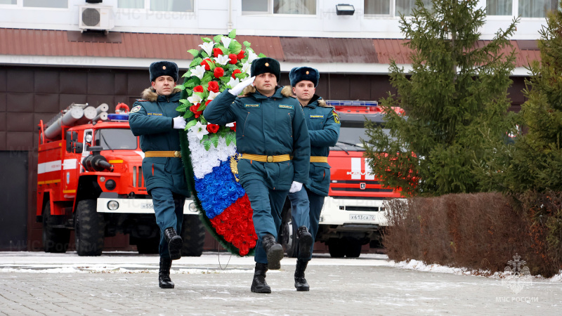 Двадцать девять ударов колокола в честь пожарных и спасателей, погибших при исполнении служебного долга, прозвучали над Аллеей памяти
