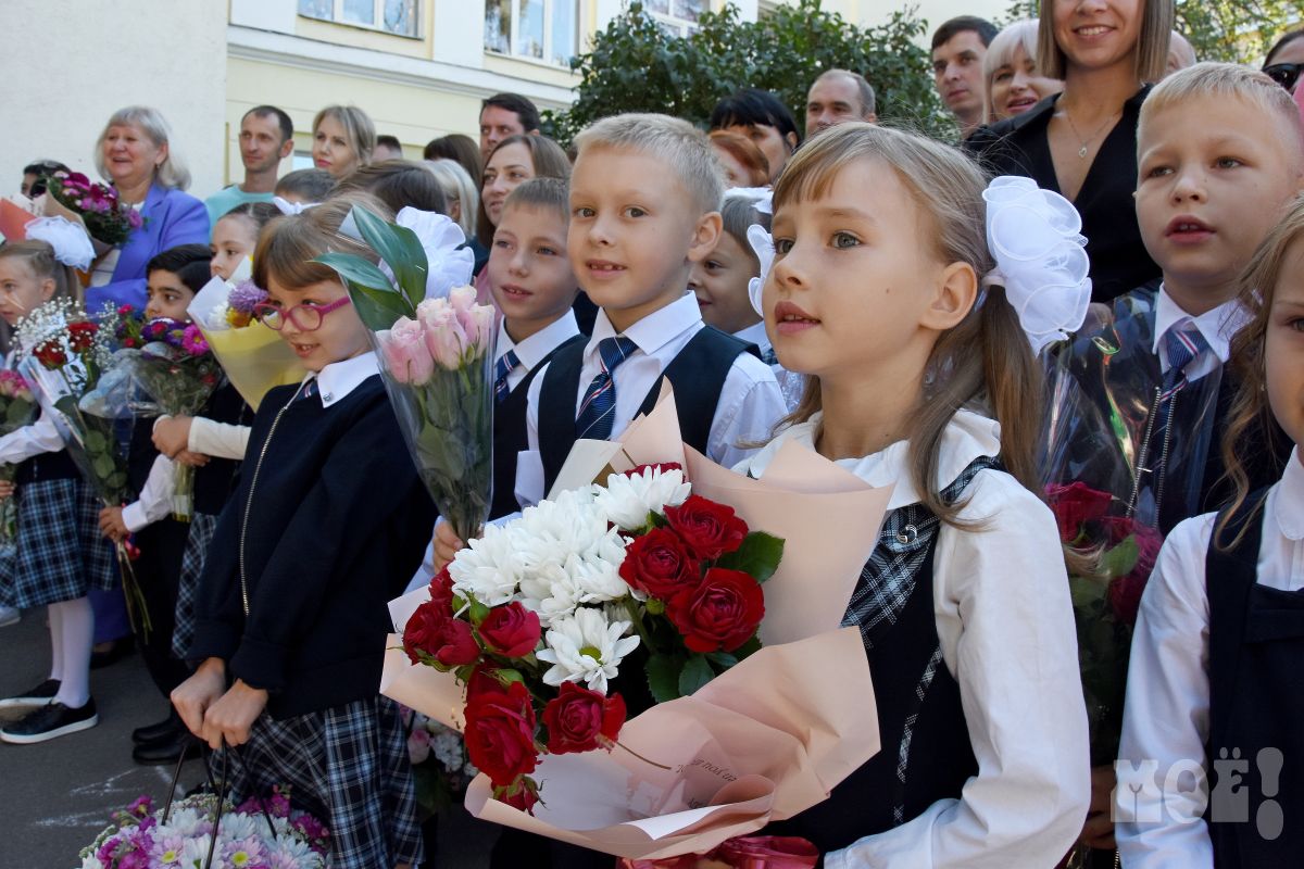 4 сентября воронеж. Первоклассники на линейке. День знаний. Первоклассница. Первоклассники линейка в школе.