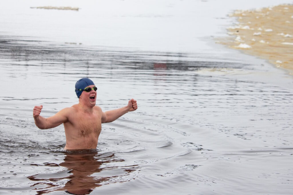 25 метров в холодной воде – «Новгородские моржи» провели традиционный заплыв накануне Дня защитника Отечества