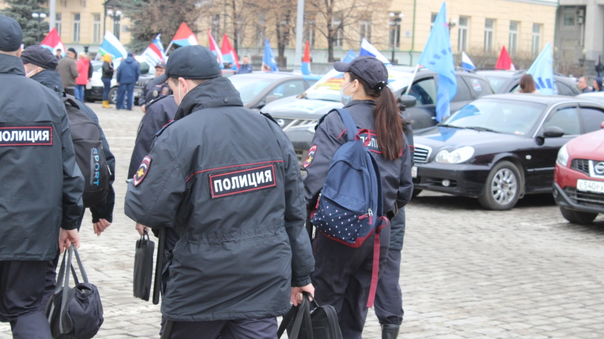 Главное ньюс. Женщина полицейский. Полиция на улицах Москвы. Задержание полицией на улице.