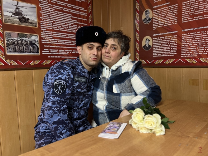 Юноши, проходящие службу в калининградском полку Росгвардии, поздравили своих матерей с праздником (видео)