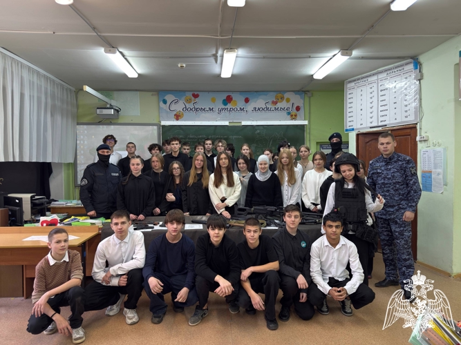 Учащиеся старшего звена ивановской школы № 18 узнали об особенностях службы в Росгвардии