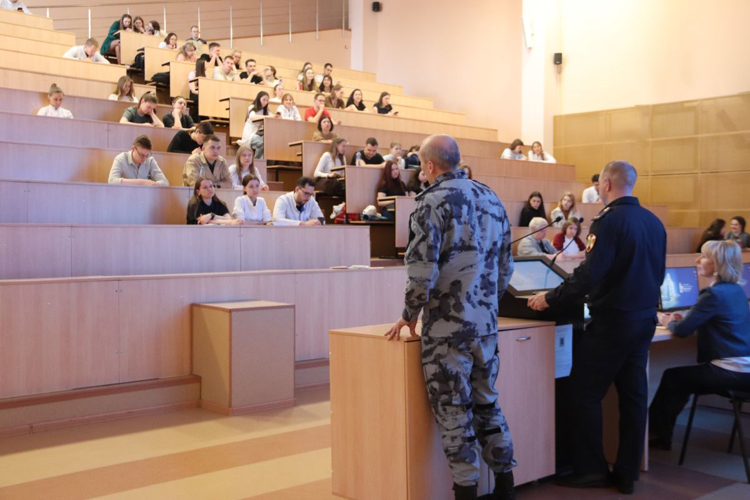 В Самаре росгвардейцы встретились со студентами-медиками