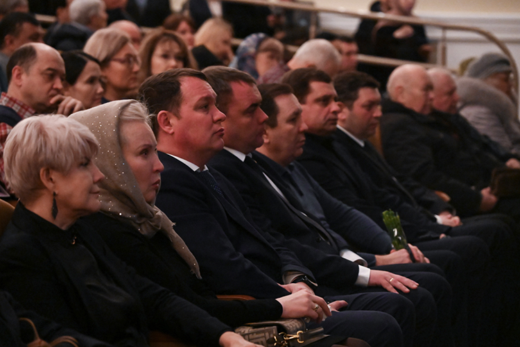 После минуты молчания и щелчков метронома собравшимся напомнили основные жизненные вехи Петрова