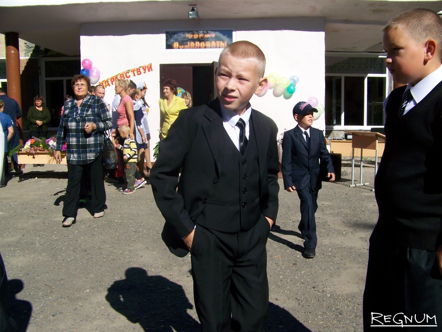 Один из учащихся Кучукской средней школы в ожидании торжественной линейки, посвященной Дню знаний. Чем-то паренек напоминает «Вождя» мирового пролетариата.... 