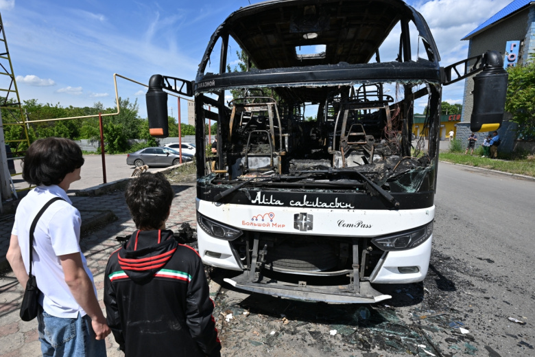 Сгоревший рейсовый автобус Москва — Симферополь в результате атаки дрона ВСУ в Енакиево
