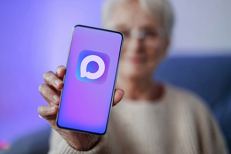 «У нас QR-код наклеен на каждое рабочее место, и мы предлагаем сфотографировать для того, чтобы они зарегистрировались и получили уведомление о готовом документе через Max»