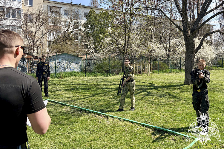 Сотрудники ОМОН «Машук» готовят кадетов к участию в «Зарнице 2.0»