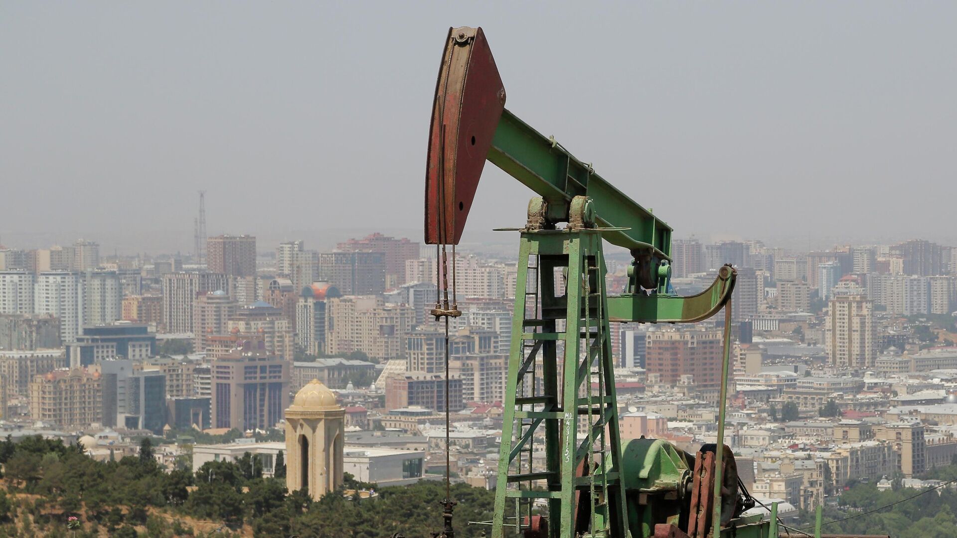 Нефтяная качалка в Баку, фото из архива - Sputnik Азербайджан, 1920, 15.04.2025
