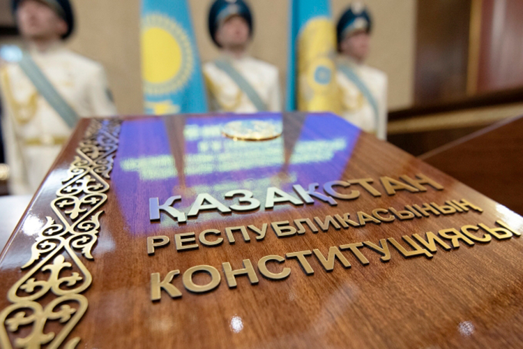 Если в действующей версии Конституции международные договоры, которые ратифицировала Астана, имеют приоритет над внутренними законами страны, то теперь иная формулировка