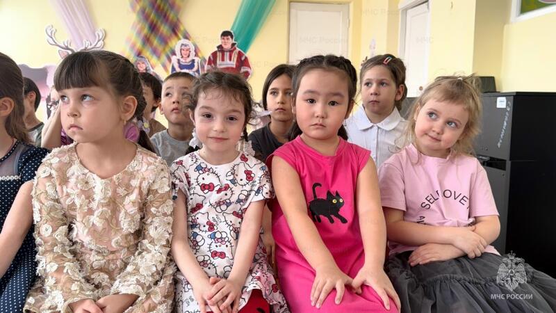 В детский сад «Светлячок» заглянул настоящий пожарный, чтобы познакомить ребят с правилами пожарной безопасности.