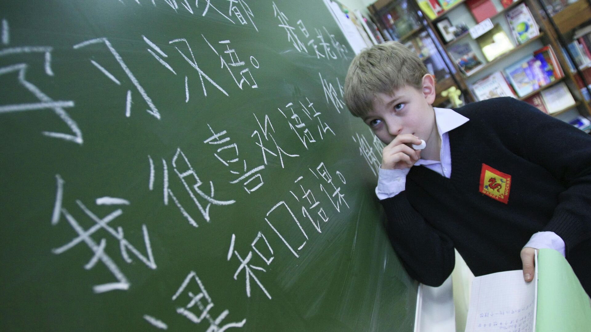 Дети на уроке математики. Обязателен ли второй иностранный язык в школе. Изучение иностранных языков в школе. Дети билингвы. Второй иностранный язык в школе отказ.