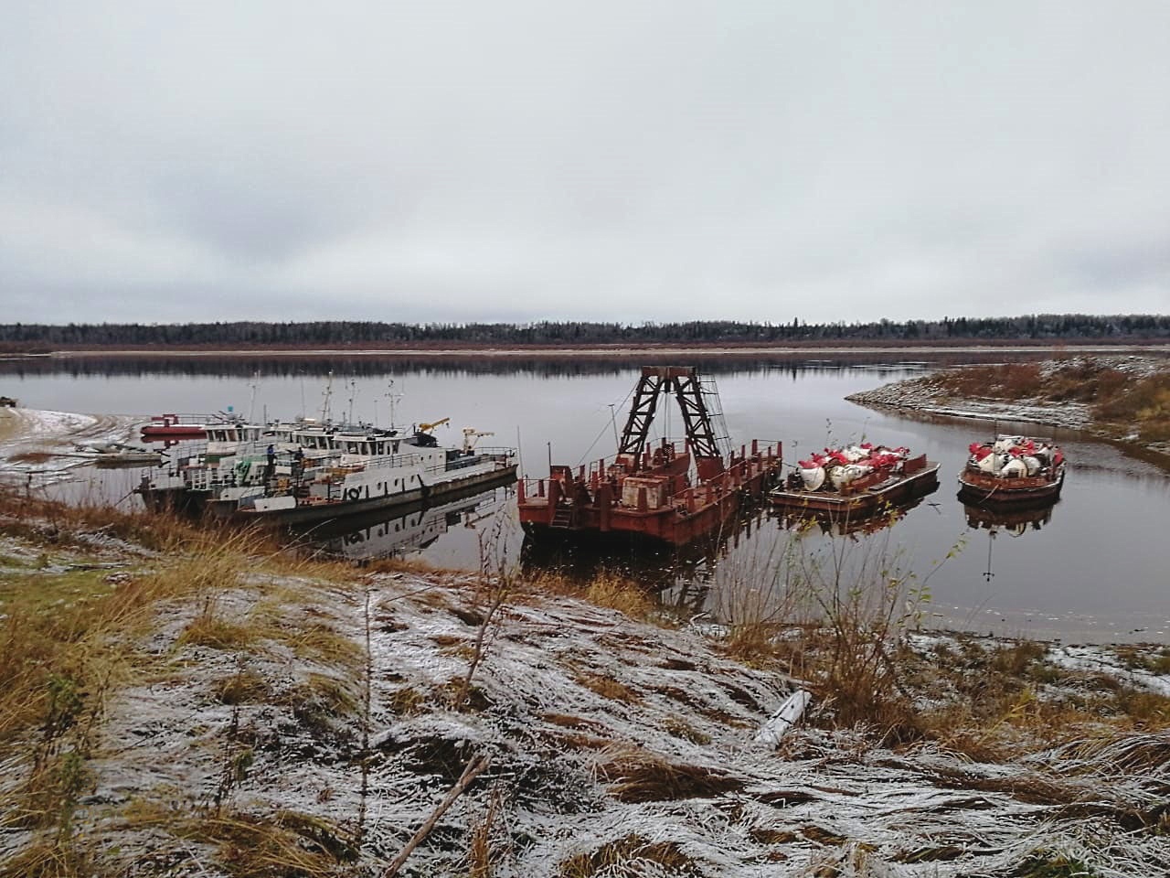 Печорское фбу. ФБУ Севводпуть. Грунтовоз гидротехник 2. Паром на реке Северная Двина в районе поселка Двинское.