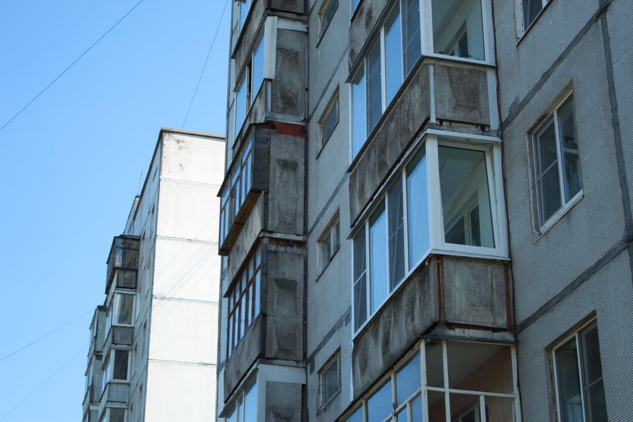 В Казани пьяная пенсионерка уснула на газоне после падения с третьего ...
