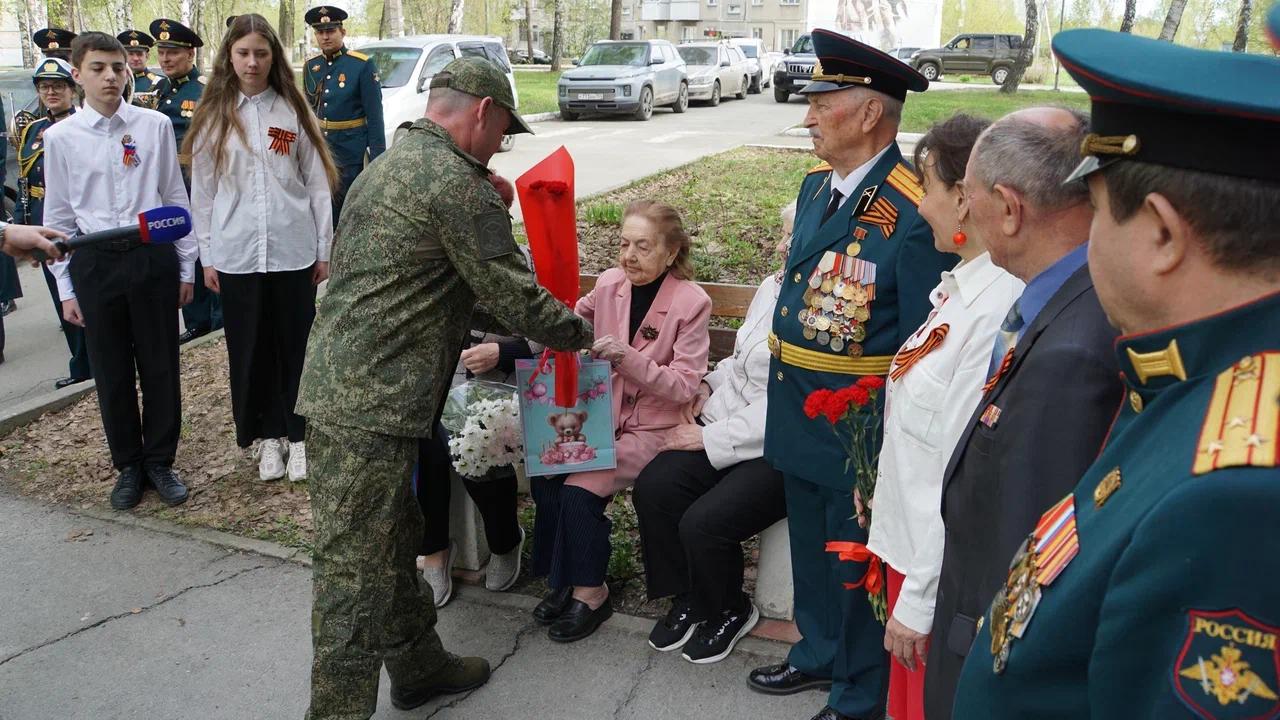 Фото Новосибирцы устроили парад Победы у окон 100-летнего ветерана 4