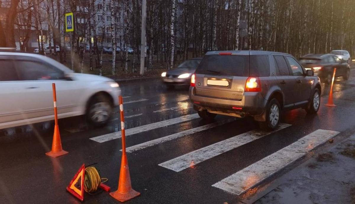 Пешеход с сотрясением головного мозга, закрытой черепно-мозговой травмой доставлен бригадой скорой медицинской помощи в Новгородскую областную клиническую больницу.