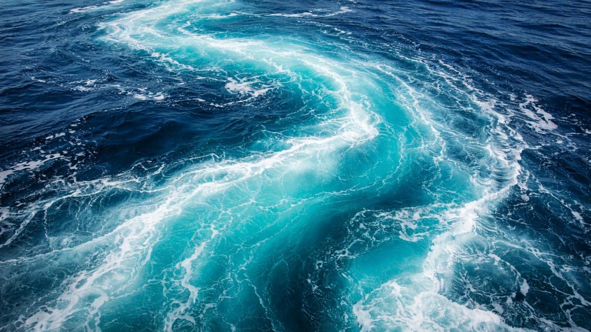 Мощное морское течение