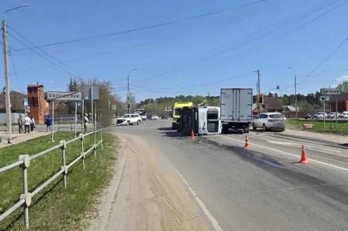 В Серпухове скорая перевернулась после удара легковушки, пострадали два врача