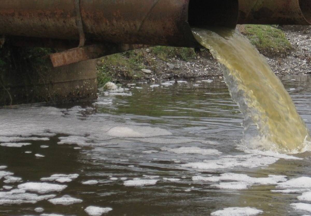 Сброс ливневых вод. Река Ангара Усолье Сибирское. Загрязнённые водоёмы в Челябинске. Река Томь загрязнение.