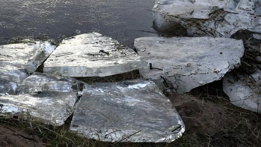 На некоторых участках рек уже формируются ледяные заторы