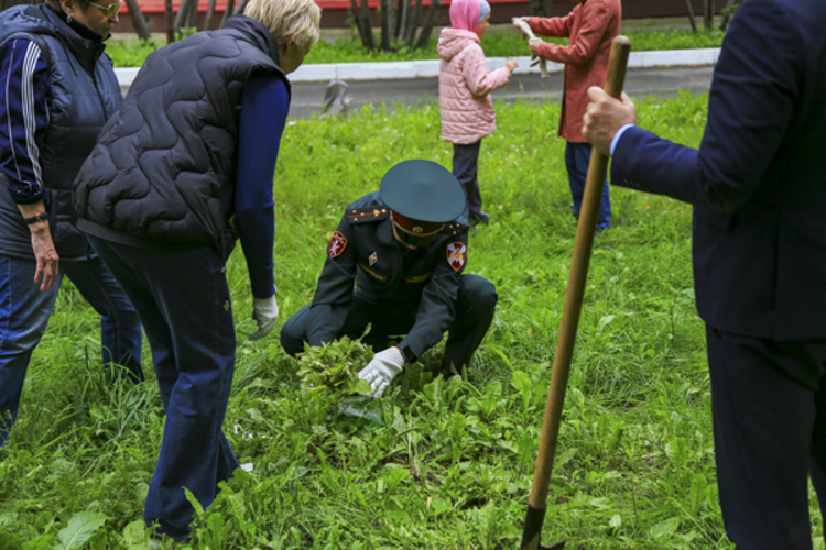 В День флага росгвардейцы приняли участие в высадке саженцев дубов в Челябинске