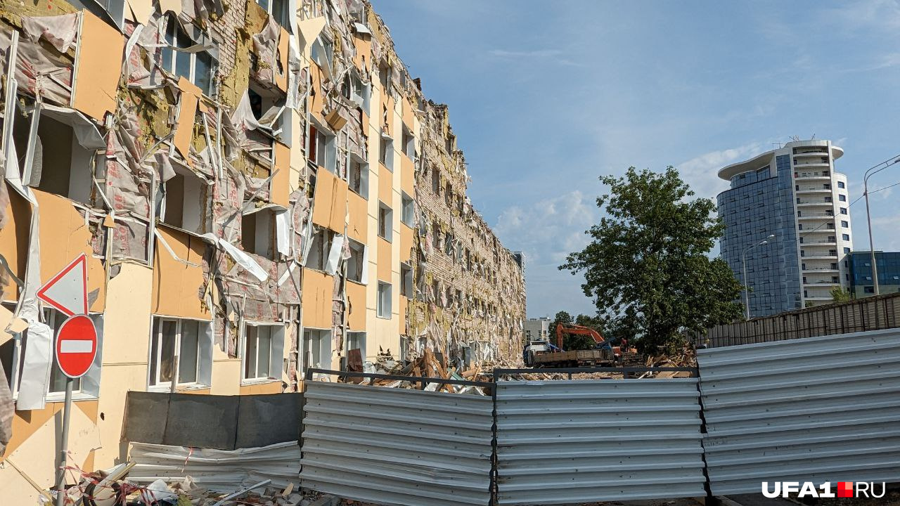 Общежитие находится рядом с главным корпусом БашГУ