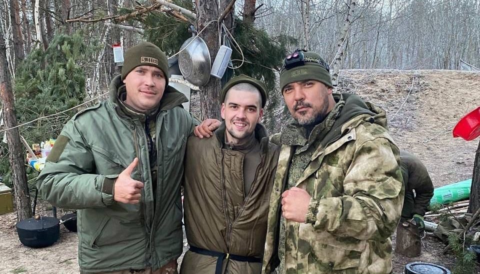 «Башкир» (крайний справа) с бойцами «Большой» и «Поэт». // Фото из архива друзей героя.