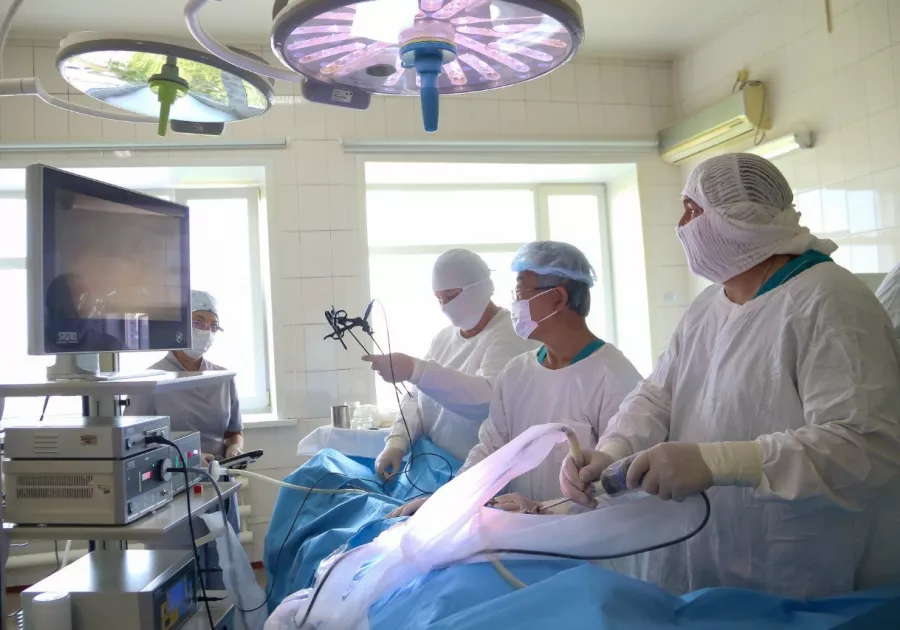 Хирург Юрий Тен на операции