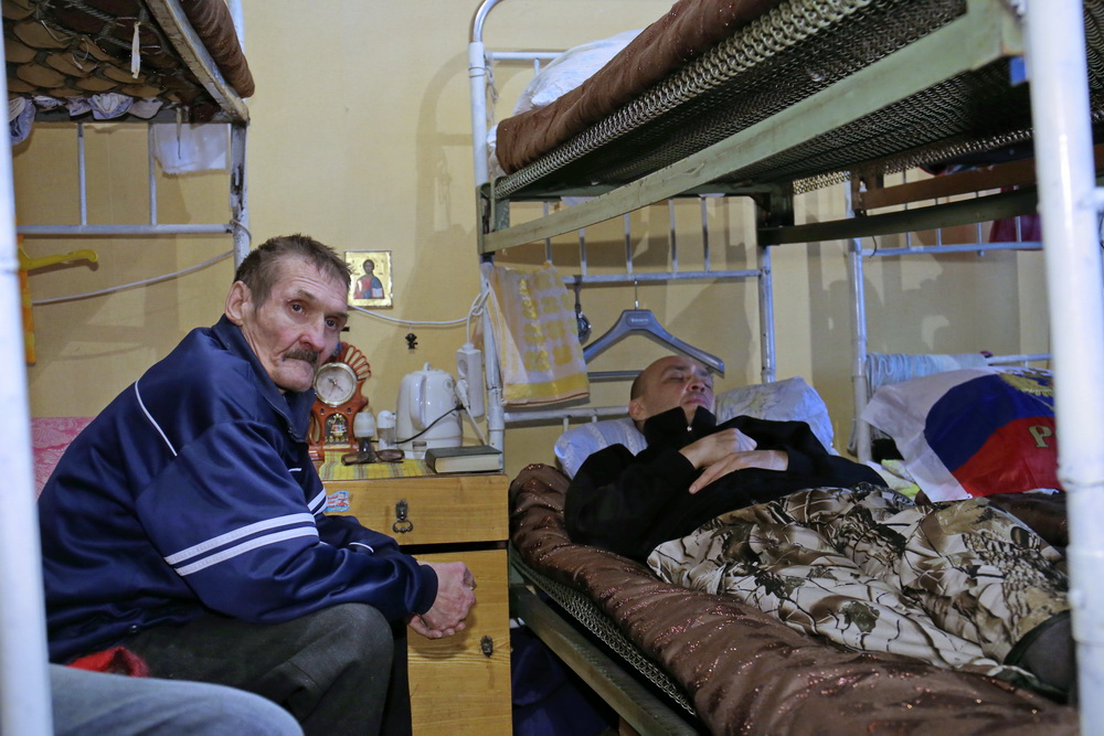 Поселились бомжи. Бомж поселился в подъезде. Люди которые живут в Новосибирске. Социальная гостиница бомж город Ижевск.