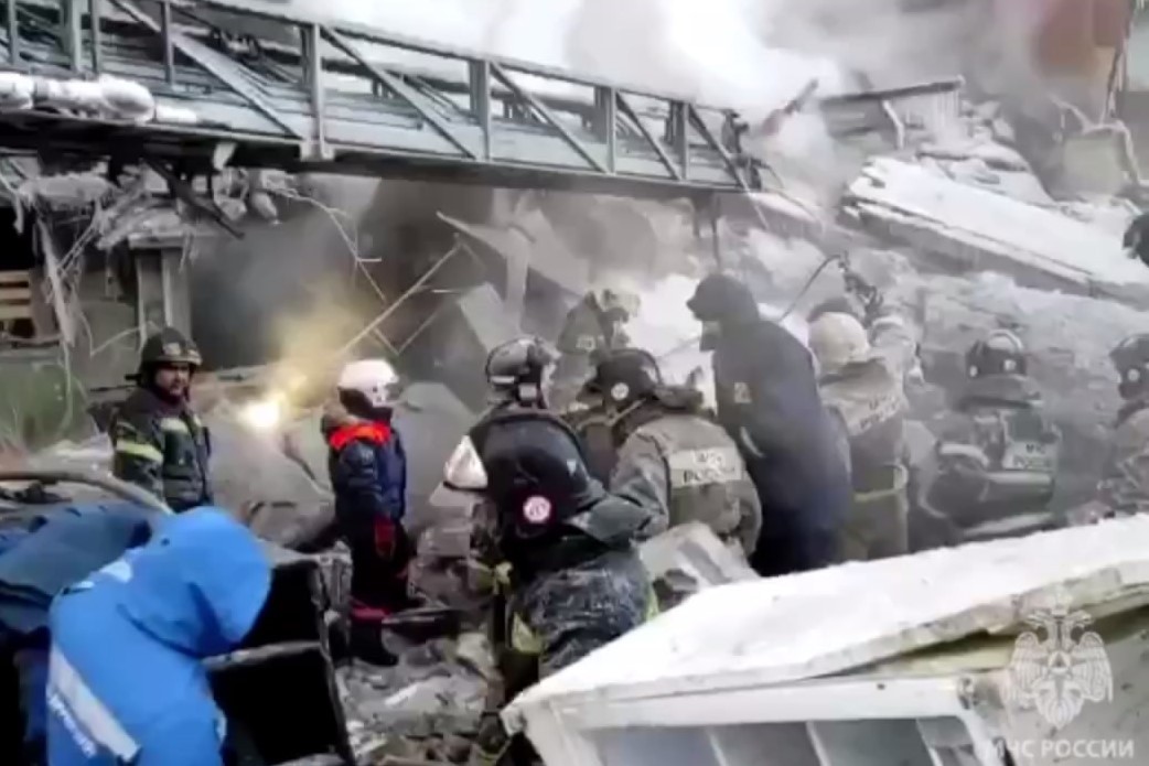 Теракт в новосибирске сегодня. Взрыв газа и спасатели. Спасли из под завалов картинка. Новосибирск взрыв газа МЧС.