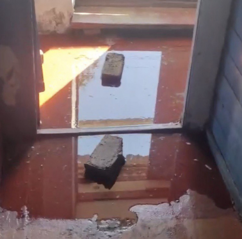 Шахтинцы жалуются на серьезные проблемы с затоплением подвала на Баррикадной 