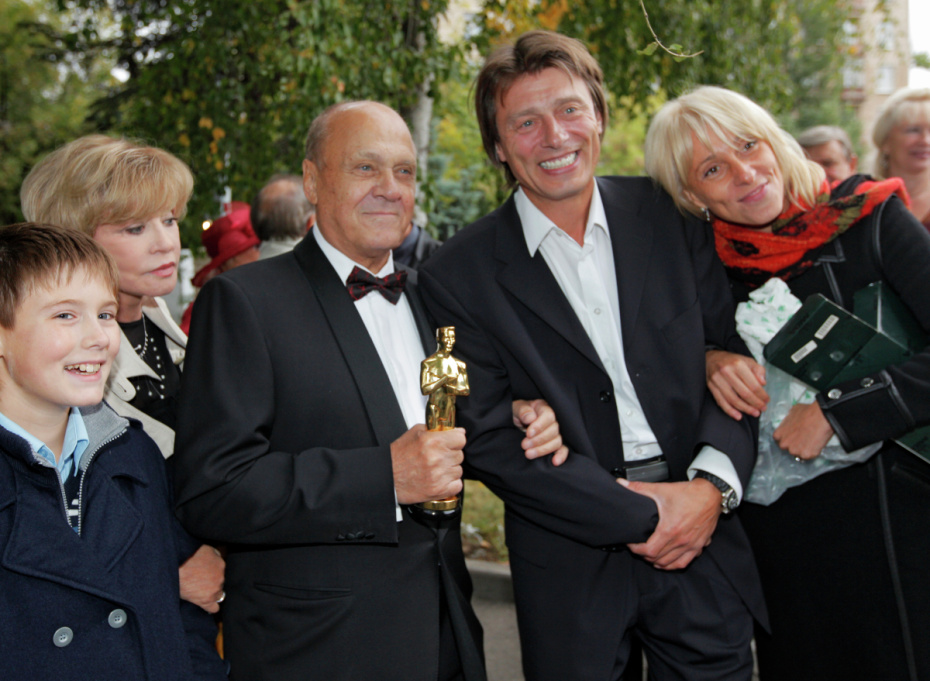 Владимир Меньшов с супругой Верой Алентовой (слева) и внуком Андреем на церемонии закладки именной плиты режиссера на Аллее звезд кино в Москве. Справа — Юлия Рутберг с мужем — актером Анатолием Лобоцким