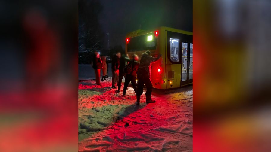 Рейсовый автобус застрял в снегу на дороге под Переславлем