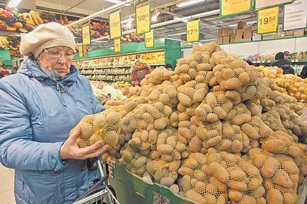 Супермаркет картофель. Картошка на прилавке. Картошка на рынке. Картошка в супермаркете. Картофель на прилавке магазина.