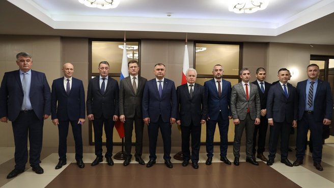 22-е заседание Межправительственной комиссии по социально-экономическому сотрудничеству между Российской Федерацией и Республикой Южная Осетия. Совместное фотографирование