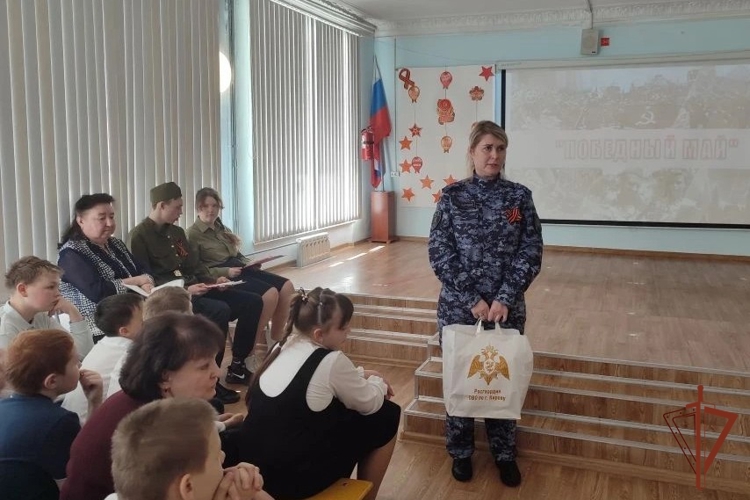 В Кирове подшефные росгвардейцев поздравили сотрудников вневедомственной охраны с Днем Победы