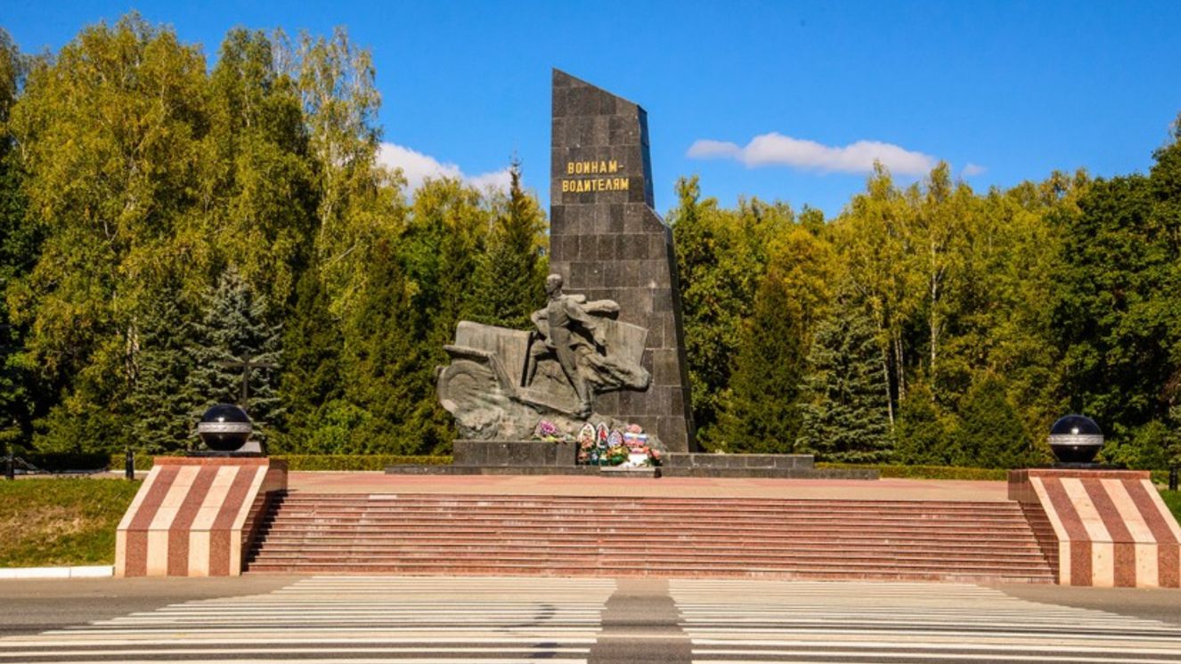 Город брянск памятник водителям. Воинам водителям брянск. Г брянск памятник военным водителям. Памятник военным автомобилистам брянск. Памятник военному шоферу в брянске.